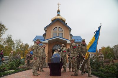 «Гарний відповіальний хлопець»: із рядовим Євгеном Погосовим попрощалися в Сумах «Гарний відповіальний хлопець»: із рядовим Євгеном Погосовим попрощалися в Сумах