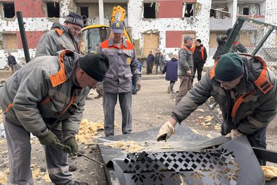 У Харкові прибирають наслідки вечірньої масованої російської атаки безпілотниками, 27 березня 2025 року У Харкові прибирають наслідки вечірньої масованої російської атаки безпілотниками, 27 березня 2025 року