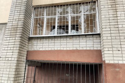 Херсон, вибиті вікна в будинку у Дніпровському районі Херсон, вибиті вікна в будинку у Дніпровському районі