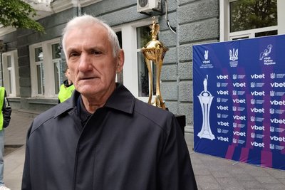 У Житомир привезли Кубок України з футболу — трофей встановили в центрі міста У Житомир привезли Кубок України з футболу — трофей встановили в центрі міста