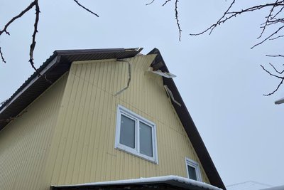 Падіння уламків збитої ворожої ракети на приватні житлові будинки на території Броварської громади Падіння уламків збитої ворожої ракети на приватні житлові будинки на території Броварської громади