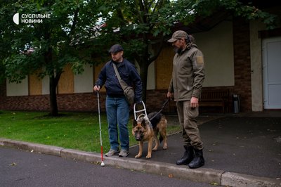 Незрячий ветеран війні Андрій вчиться ходити з допомогою собаки