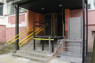 У Житомирі в під'їзді багатоповерхівки, де живе ветеран, встановили підйомник У Житомирі в під'їзді багатоповерхівки, де живе ветеран, встановили підйомник