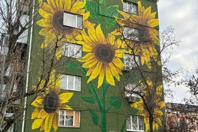 Стінопис з'явився у Миколаєві на відновленому після обстрілу РФ будинку