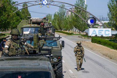 Російські військові на території Запорізької атомної електростанції в Енергодарі