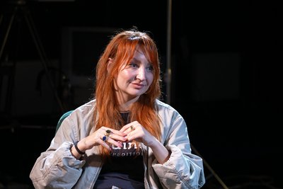 «Ми показуємо світу, яка Україна сьогодні», — продюсерка проєкту Ukraїner Ольга Шор під час зйомок у Житомирі «Ми показуємо світу, яка Україна сьогодні», — продюсерка проєкту Ukraїner Ольга Шор під час зйомок у Житомирі