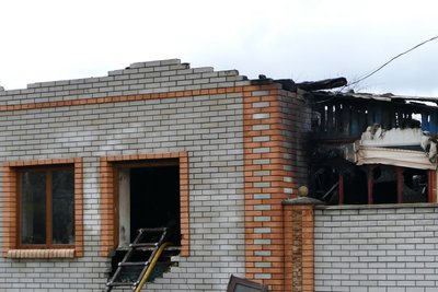 "Жінка дзвонить, каже, що ми горимо". У Шостці "шахед" влучив у двір пенсіонерів