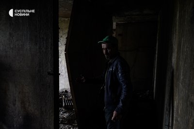 Олександр живе на вулиці Бучми в районі Салтівка у порожній квартирі без вікон і дверей, серед пустих бетонних стін зі слідами пожежі, Харків, липень 2022 року.
