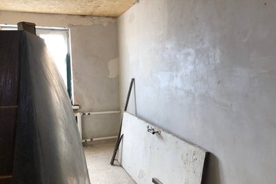 На Миколаївщині в зруйнованому більш як на половину селі родина відновлює дім На Миколаївщині в зруйнованому більш як на половину селі родина відновлює дім