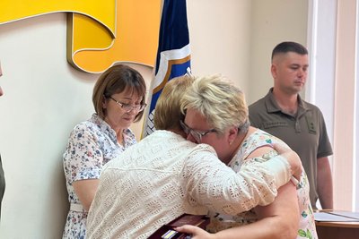 У Житомирі рідним загиблих у боях за Україну воїнів передали державні нагороди