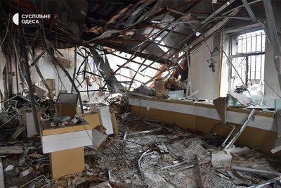 Обвал частини будинку, пошкоджені квартири та вибиті вікна: фото наслідків атаки РФ на Одесу