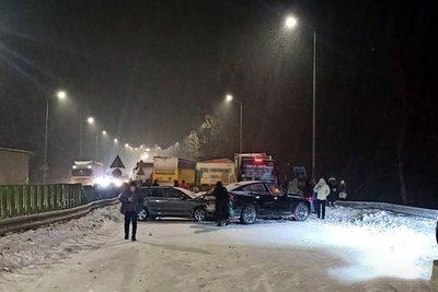 3 автотрощі на трасі поблизу Коростишева — зіштовхнулися 11 авто: є травмовані 3 автотрощі на трасі поблизу Коростишева — зіштовхнулися 11 авто: є травмовані