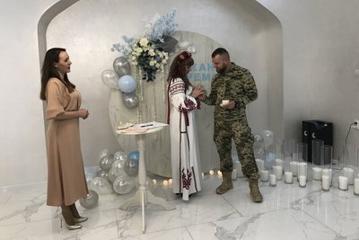 У День святого Валентина у Франківську боєць 102 бригади одружився зі своєю обраницею У День святого Валентина у Франківську боєць 102 бригади одружився зі своєю обраницею