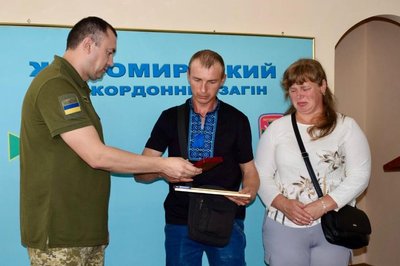 У Житомирі рідним загиблих за Україну прикордонників передали державні нагороди У Житомирі рідним загиблих за Україну прикордонників передали державні нагороди