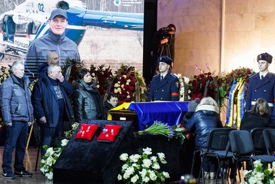 Сім'я першого заступника міністра внутрішніх справ Євгенія Єніна біля труни з його тілом під час церемонії прощання із загиблими в авіакатастрофі у Броварах, Український дім, Київ, 21 січня 2023 року.