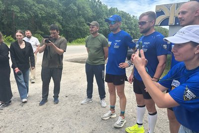 У Житомирі зустріли учасників пішого марафону із Гааги до Києва У Житомирі зустріли учасників пішого марафону із Гааги до Києва