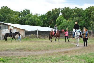 Реабілітація іпотерапією: психологиня допомагала дітям у Лисичанську, а тепер допомагає військовим на Рівненщині Реабілітація іпотерапією: психологиня допомагала дітям у Лисичанську, а тепер допомагає військовим на Рівненщині