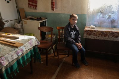 Діти на Київщині виготовляють окопні свічки для ЗСУ