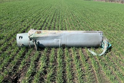 На Кіровоградщині знайшли бойові частини російської ракети На Кіровоградщині знайшли бойові частини російської ракети