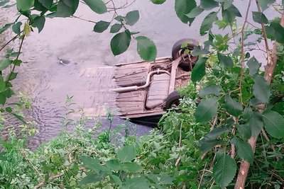 Автівка у річці після ДТП, Ізюмський район, Харківська область, 19 червня 2025 року Автівка у річці після ДТП, Ізюмський район, Харківська область, 19 червня 2025 року