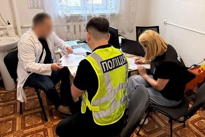 На Житомирщині посадовцям та працівникам медзакладу повідомили про підозру в безпідставному отриманні 2,4 млн грн На Житомирщині посадовцям та працівникам медзакладу повідомили про підозру в безпідставному отриманні 2,4 млн грн