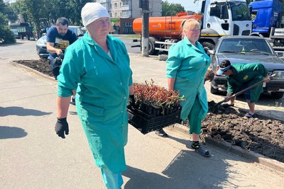 “Квітни. Допомагай. Перемагай!”: у Вінниці в рамках акції висадили майже три тисячі троянд “Квітни. Допомагай. Перемагай!”: у Вінниці в рамках акції висадили майже три тисячі троянд