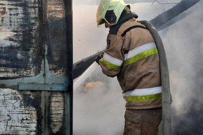 Пожежник гасить будинок в Ізюмі, який зайнявся через лісову пожежу Пожежник гасить будинок в Ізюмі, який зайнявся через лісову пожежу