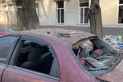 Понівечені авто, вибиті вікна та пошкоджені балкони: фото наслідків атаки РФ на Приморський район Одеси Понівечені авто, вибиті вікна та пошкоджені балкони: фото наслідків атаки РФ на Приморський район Одеси