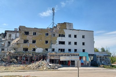 "Все летіло на мене. Досі трясе". Миколаївка після удару РФ по готелю: руйнування та свідчення містян "Все летіло на мене. Досі трясе". Миколаївка після удару РФ по готелю: руйнування та свідчення містян