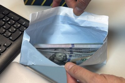 Радив, як симулювати симптоми: в Одесі уролога затримали після отримання 6000 доларів Радив, як симулювати симптоми: в Одесі уролога затримали після отримання 6000 доларів
