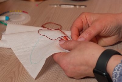 "Вишиває" писанки вечорами: майстриня із Рівного створює великодній декор "Вишиває" писанки вечорами: майстриня із Рівного створює великодній декор