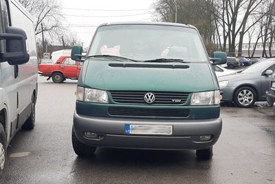 Вінницькі й іноземні волонтери передали українським захисникам на фронт чотири автомобілі Вінницькі й іноземні волонтери передали українським захисникам на фронт чотири автомобілі