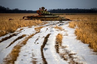 Російський танк у пшеничному полі на Харківщині, 22 лютого 2023 року Російський танк у пшеничному полі на Харківщині, 22 лютого 2023 року