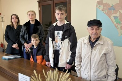 В Одесі родині загиблого прикордонника вручили орден "За мужність" В Одесі родині загиблого прикордонника вручили орден "За мужність"
