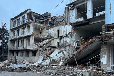 Влучили у школу та садок: війська РФ ракетами обстріляли Курахове Влучили у школу та садок: війська РФ ракетами обстріляли Курахове