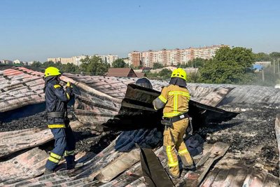 Рятувальники гасять пожежу, яка зайнялася у поштовому відділенні після російського удару, Лозова, 23 серпня 2026 року Рятувальники гасять пожежу, яка зайнялася у поштовому відділенні після російського удару, Лозова, 23 серпня 2026 року