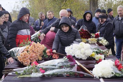 "Одразу перейшли на бік окупантів". Що розповідають жителі про ймовірних навідників російської ракети на кафе в Грозі "Одразу перейшли на бік окупантів". Що розповідають жителі про ймовірних навідників російської ракети на кафе в Грозі