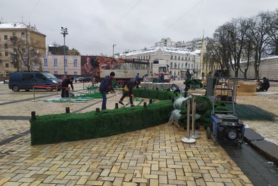 У Києві розпочали встановлювати головну ялинку країни У Києві розпочали встановлювати головну ялинку країни