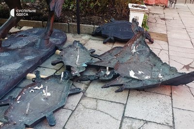 Пам'ятники Катерині II та Суворову в Одесі перенесли до музею Пам'ятники Катерині II та Суворову в Одесі перенесли до музею