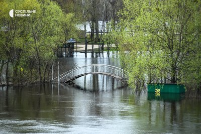Частково підтоплений пішохідний міст у Гідропарку, Київ, 17 квітня 2023 року Частково підтоплений пішохідний міст у Гідропарку, Київ, 17 квітня 2023 року
