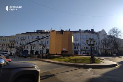 Навколо пам'ятника Катерині II в Одесі розбирають огорожу Навколо пам'ятника Катерині II в Одесі розбирають огорожу