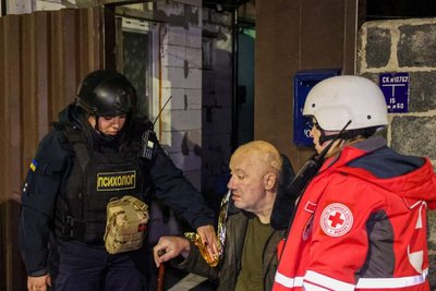 Психологиня та медикиня «швидкої допомоги» спілкуються з чоловіком після російського удару по Основ'янському району Харкова Психологиня та медикиня «швидкої допомоги» спілкуються з чоловіком після російського удару по Основ'янському району Харкова