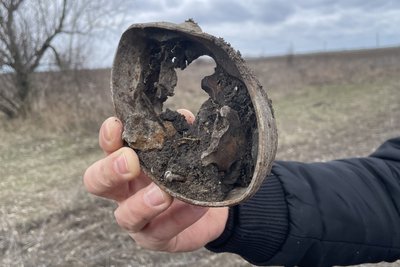 Уламки снарядів на згадку. Фермер з Миколаївщини розчищає поле від боєприпасів РФ Уламки снарядів на згадку. Фермер з Миколаївщини розчищає поле від боєприпасів РФ