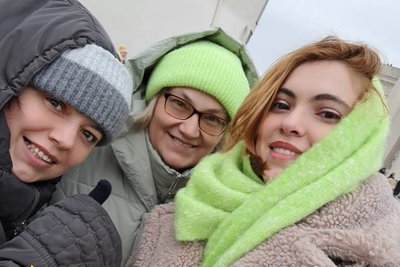 "Летіли двері, цегла, шматки людей". Рік авіаудару по драмтеатру у Маріуполі: офіційні дані слідства та спогади виживших "Летіли двері, цегла, шматки людей". Рік авіаудару по драмтеатру у Маріуполі: офіційні дані слідства та спогади виживших