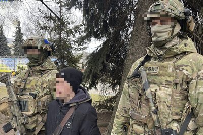 Правоохоронці запобігли вибуху у центрі Житомира біля адмінбудівлі та "Алеї Слави Героїв" Правоохоронці запобігли вибуху у центрі Житомира біля адмінбудівлі та "Алеї Слави Героїв"