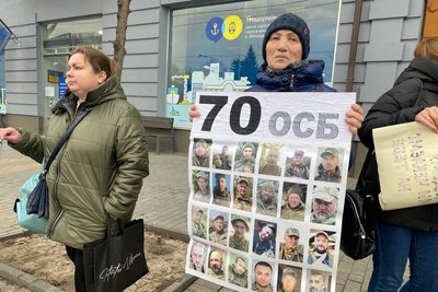 "Мені потрібен тато": у Вінниці відбулася акція на підтримку полонених оборонців "Мені потрібен тато": у Вінниці відбулася акція на підтримку полонених оборонців