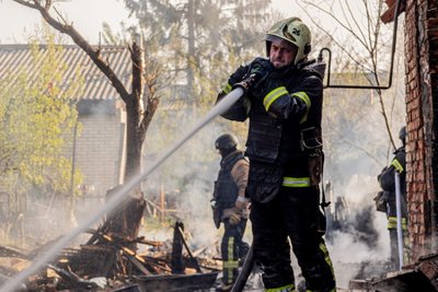 Рятувальник гасить пожежу на місці влучання російського безпілотника у Новобаварському районі Харкова, 6 травня 2026 року Рятувальник гасить пожежу на місці влучання російського безпілотника у Новобаварському районі Харкова, 6 травня 2026 року
