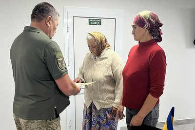 На Вінниччині рідним полеглих бійців передали їхні посмертні нагороди На Вінниччині рідним полеглих бійців передали їхні посмертні нагороди