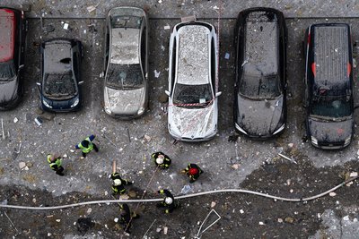 Пошкоджені автомобілі після російської ракетної атаки у Києві