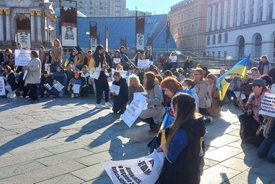 У Києві родини військових зібралися на мітинг з вимогою демобілізації У Києві родини військових зібралися на мітинг з вимогою демобілізації